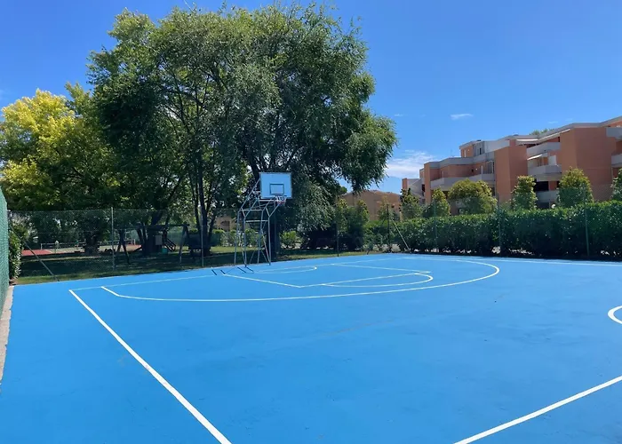 Apartment Cozy With Pool Access